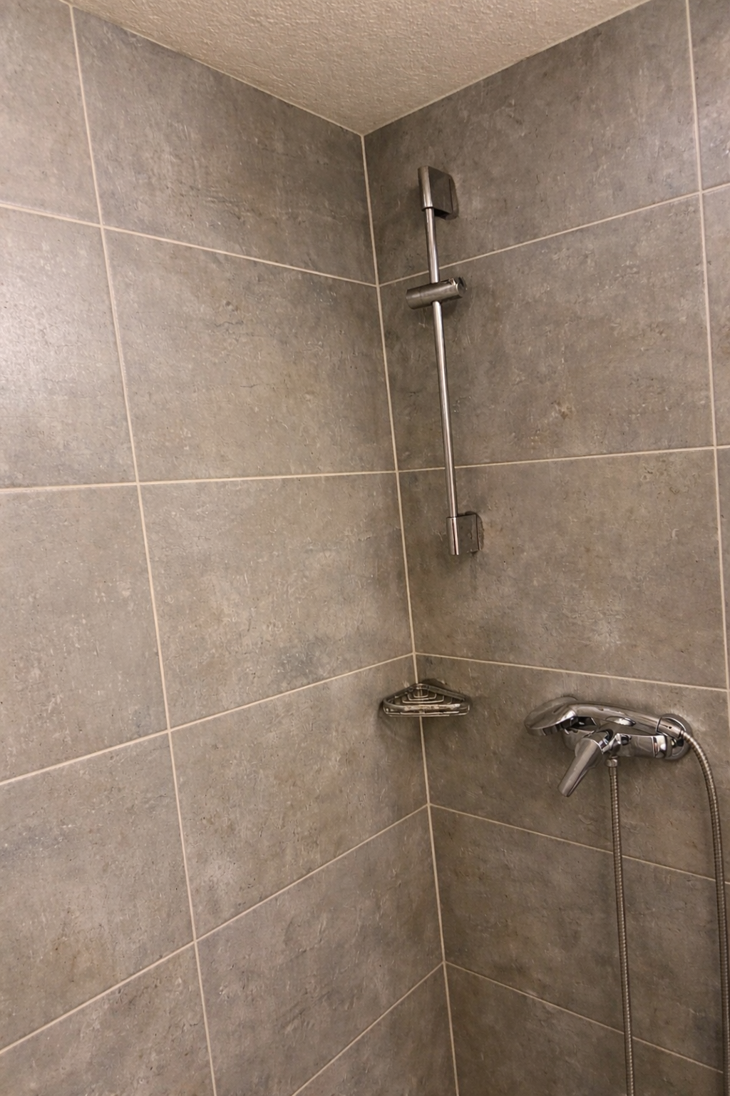 Vorher-Bild eines Badezimmers mit hartnäckigen Schmutzrückständen