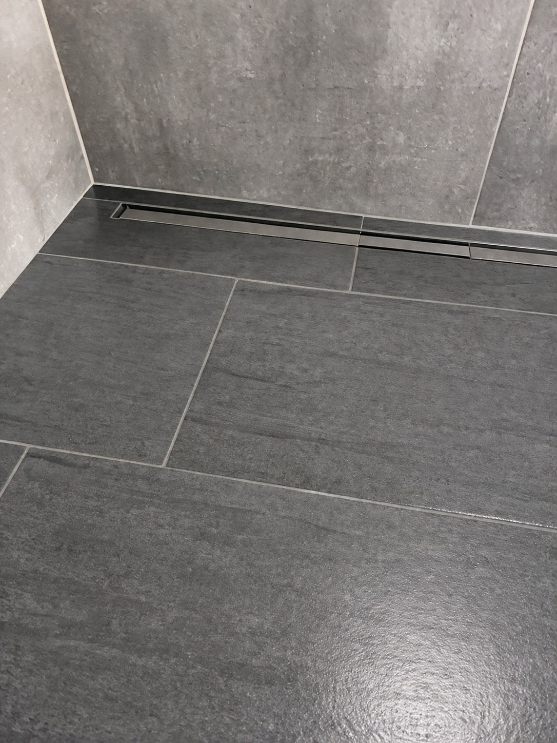 Nachher-Bild eines kalkfreien, glänzenden Duschbodens