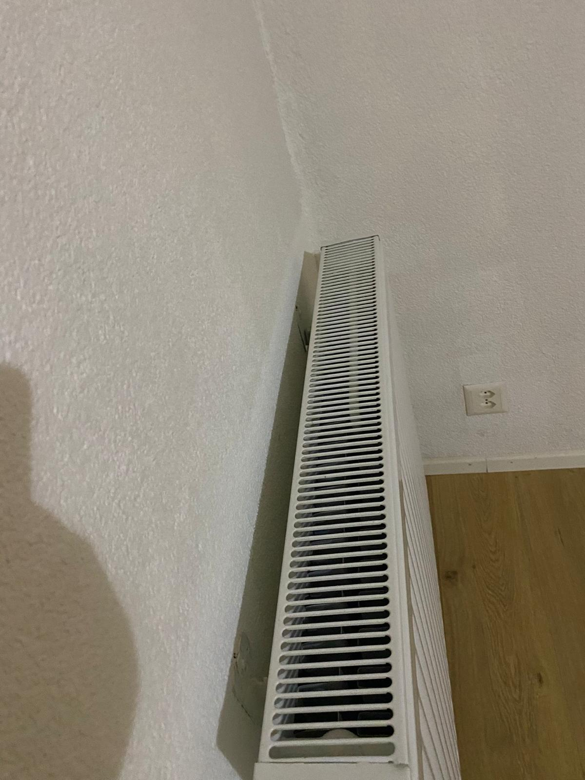 Nachher-Bild einer strahlend weissen, gereinigten Heizung