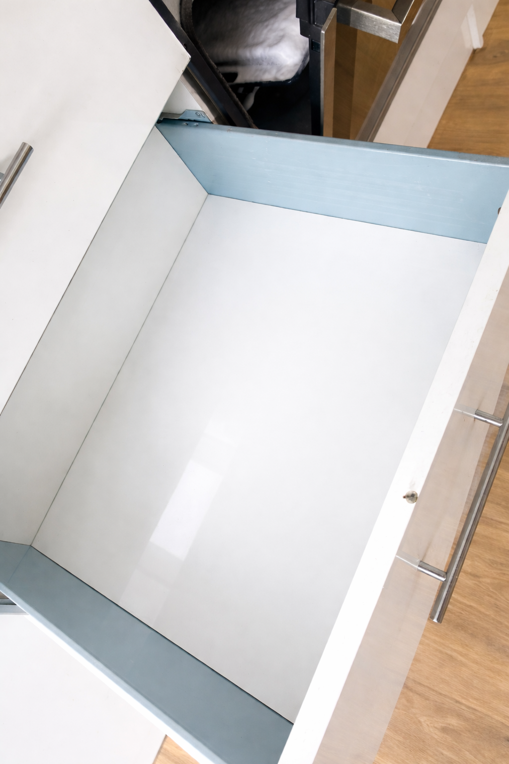 Nachher-Bild einer makellos sauberen Küchenschublade