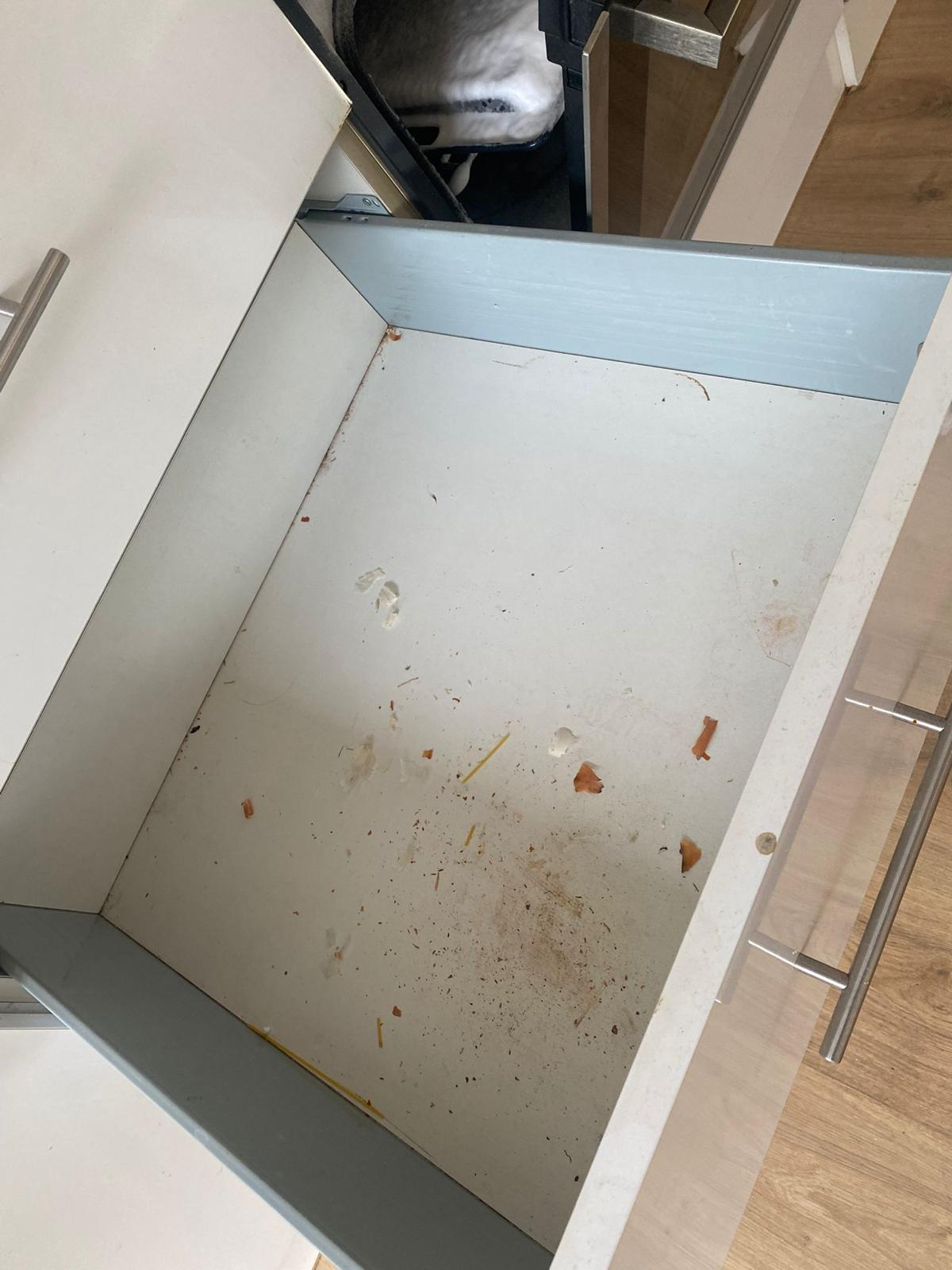 Vorher-Bild einer unsauberen Küchenschublade